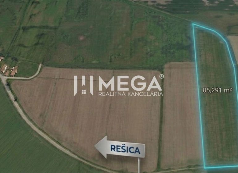 Légi felvétel a mezőgazdasági területről Resicabánya környékén, Különleges ingatlanok.