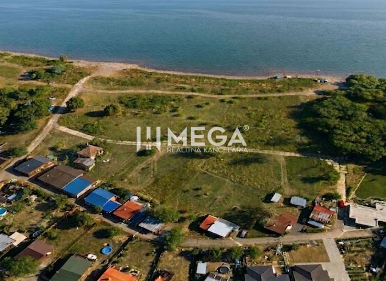 Légi felvétel a vízfelület melletti lakóterületekről Vinné községben.