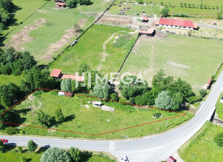 Telkek - lakóövezet Ptičom településen, zöldövezetben, főút mellett.