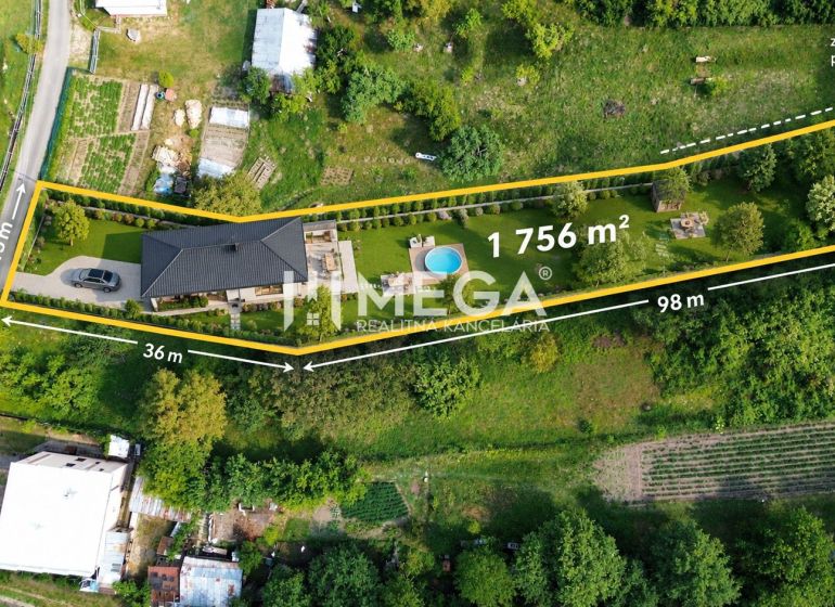 Légi felvétel a telkekről - lakóingatlan Turcovce-ben, 1756 m²-es területtel és medencével.