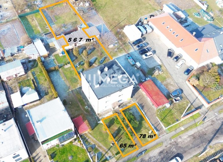 Légi felvétel a telkekről - lakóövezet Humennéban, kijelölt területek és az épületek környezete.