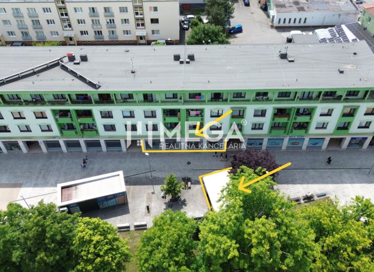Épület üzlethelyiségekkel és sétálóövezettel a Szabadság téren, Vranov nad Topľou városában.