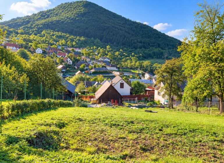 Košecké Podhradie utcában, Košecké Podhradie településen zöld területek terülnek el - lakóhely kilátással a hegyekre.