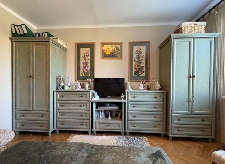 Nappali hagyományos bútorokkal és dekorációkkal egy háromszobás lakásban.