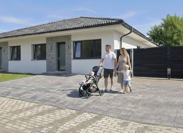 Családi ház Hôrka nad Váhom-ban, családdal a kövezett felhajtón.