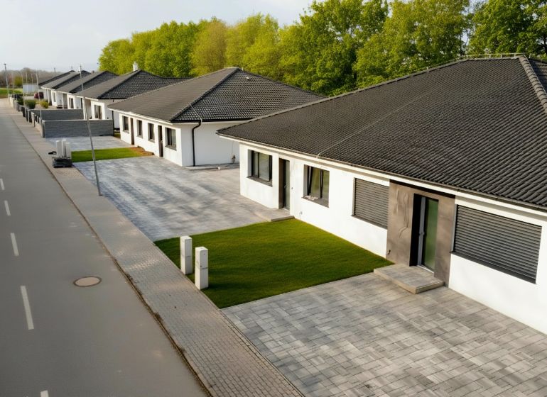 Sorház Hôrka nad Váhom településen, burkolt felhajtóval és gondozott gyepfelülettel.