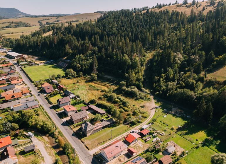 Légi felvétel a Čierny Balog-i lakóterületekről a Švermova utcában, erdőkkel körülvéve.