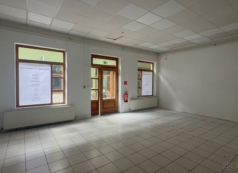 Üzlethelyiség járólappal és nagy ablakokkal, kihasználásra várva.