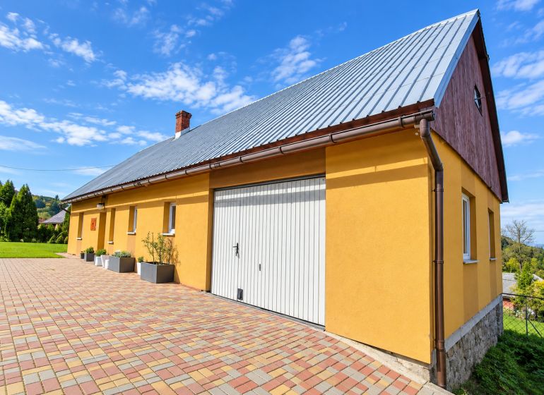 Sárga családi ház a Košariská utcában, Oščadnicában, színes burkolattal.