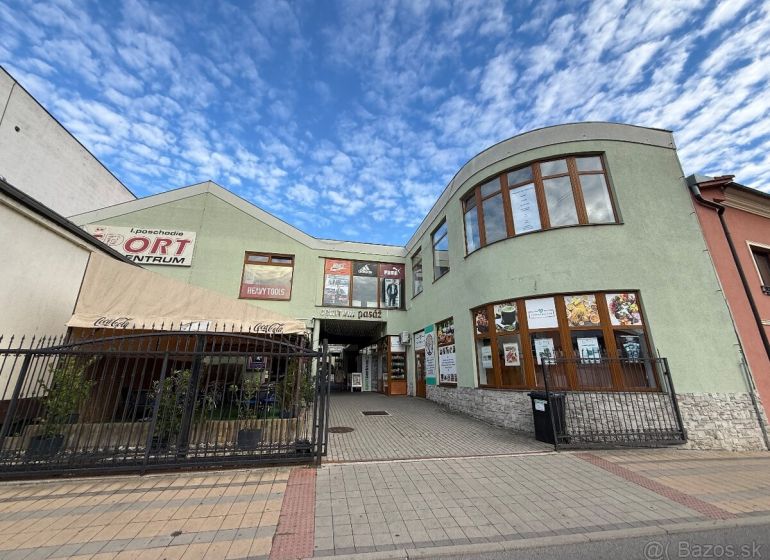 Üzlethelyiség a Topoľčany-i Škultétyho utcában üveg homlokzattal.