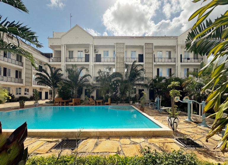 Rezidencia Mbweniben, Zanzibáron, medencével és trópusi kerttel.