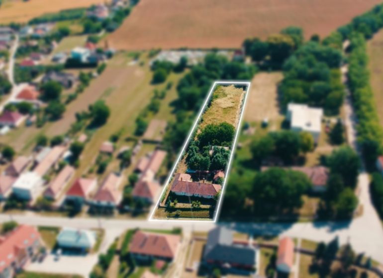 Telkek - lakóövezet Csermánban, kilátással házakra és zöldövezetre.