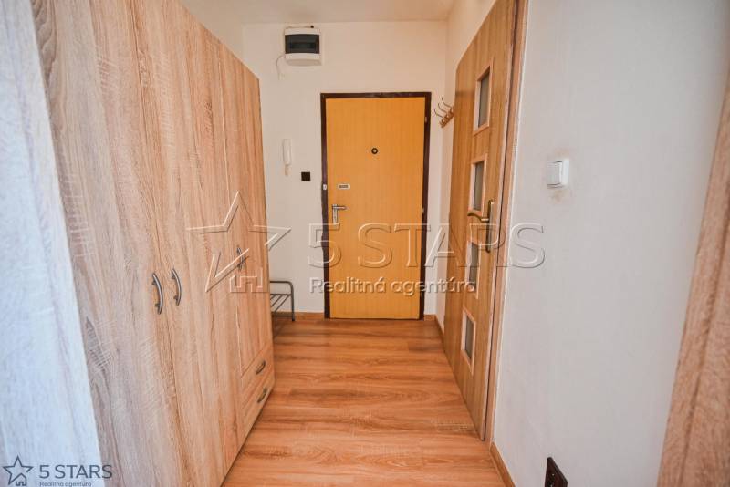 Predaj 1 izbový byt Tr. Teplá chodba pohľad 1.jpg