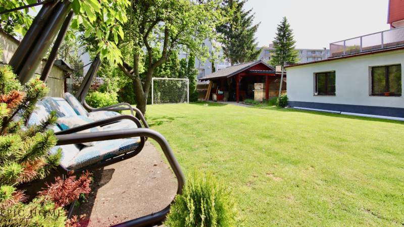 Na ulici Kapitulsky Dvor je veľká záhrada, hojdačka, futbalová bránka a Rodinný dom.