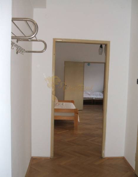 Na obrázku je vstupná chodba s pohľadom do izby. Vybavenie na Jakubovom námestí.