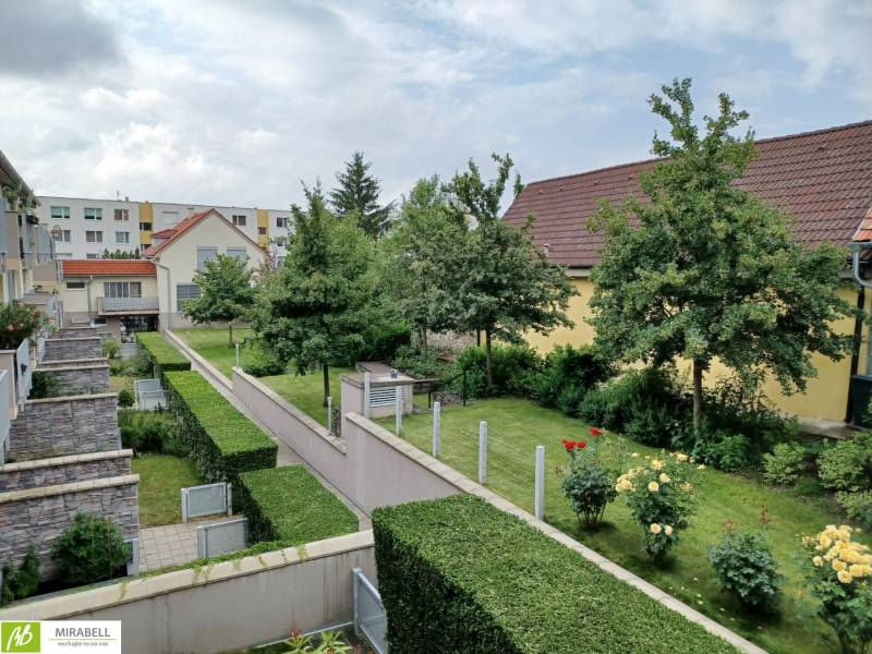 Na ulici Alstrova, terasa 2-izbového bytu s výhľadom na upravenú záhradu a stromy.