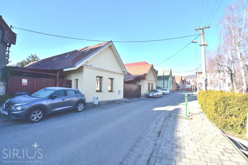 Ulica Limbach, rodinný dom, autá, chodník, slnečný deň, pokojné okolie, príroda, bývanie.