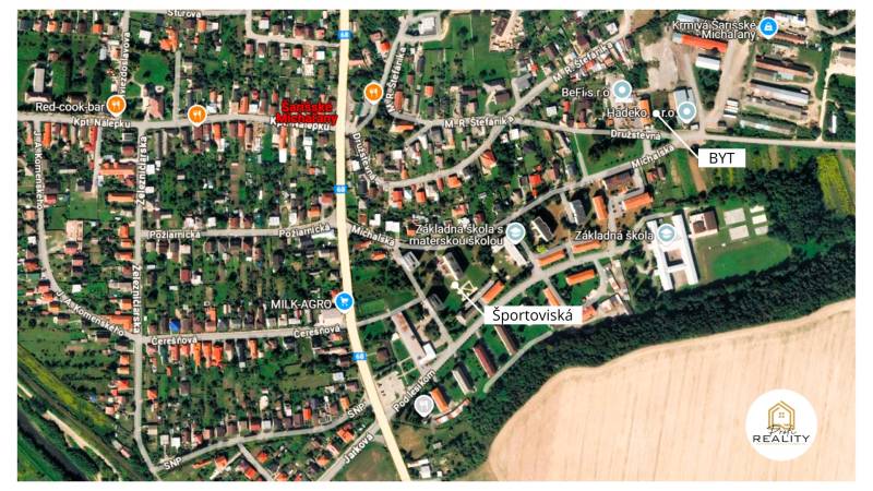 Letecký pohľad na obec s 2-izbovým bytom na Družstevnej, školy, športoviská.