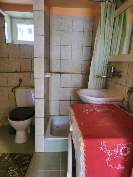Kúpeľňa so sprchou, umývadlom a WC na ulici Drienovo v rodinnom dome.