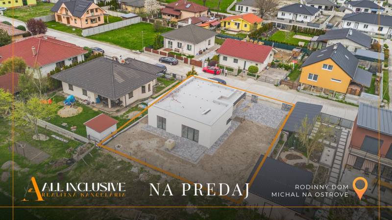 Letecký pohľad na rodinné domy, vrátane novostavby na predaj v Michale na Ostrove.