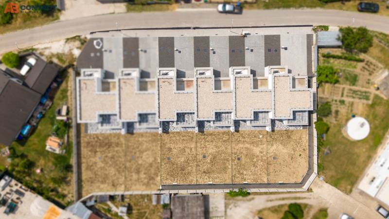 Légi felvétel a házak építéséről Felsősztrédán, a Felsősztrédai utcában.