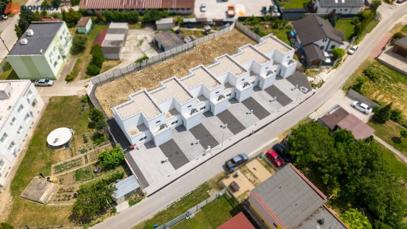 Házak építése Felsősztrédán, a Felsősztrédai utcában, sorházak kavicsos megközelítési úttal.