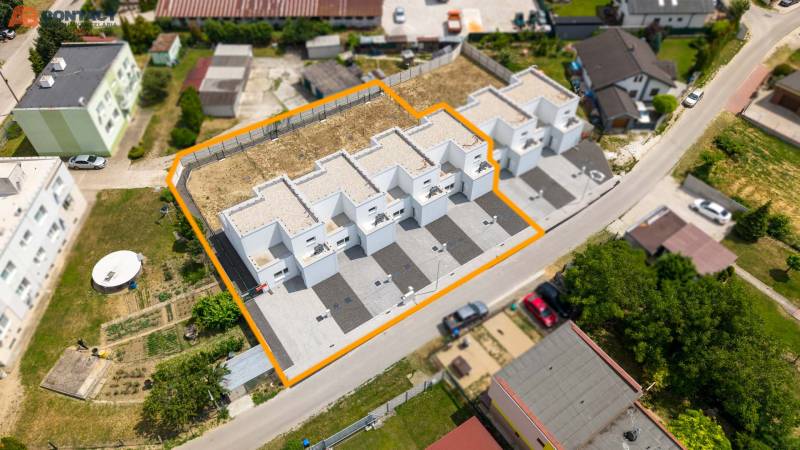 Alacsony energiafelhasználású, modern házak építése Felsősztrede utcájában, Felsősztrede városában.