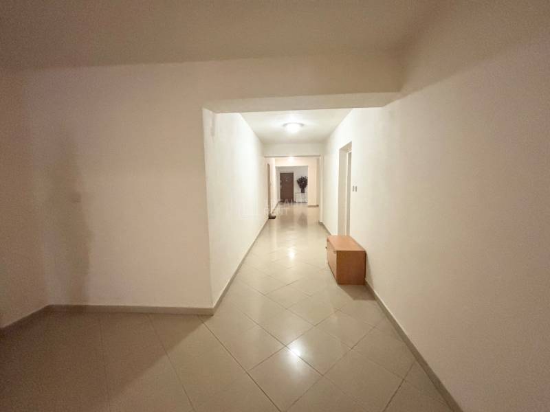 Priestranná chodba v 2-izbovom byte na ulici Jána Kollára, s dlažbou a svetlami.