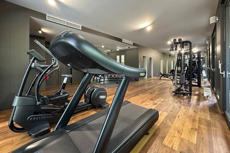 Telocvičňa na ulici Majakovského v 5 a viac izbovom byte s fitness vybavením.