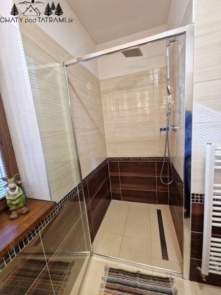 Kúpeľňa s preskleným sprchovým kútom, Na ulici Trangoška v Rekreačnom apartmáne, Chaty pod Tatrami.