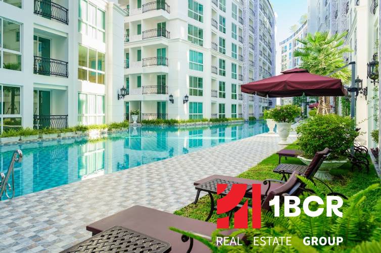 Pattaya, lakóövezeti medencés, napozóágyas és napernyős lakásépítés.