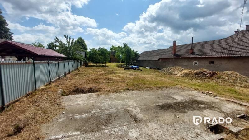 Telek Chocholná-Velčicében lakhatásra, füves területtel és melléképületekkel.