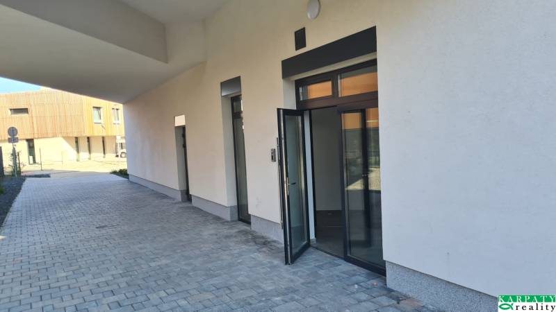 Épület és nyitott ajtó a Pozsonyi Gyöngy utcában - Járfalu.