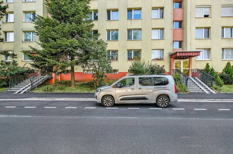 Landau utca Pozsony-Dúbravkán egy lakóépülettel és előtte parkoló autóval.