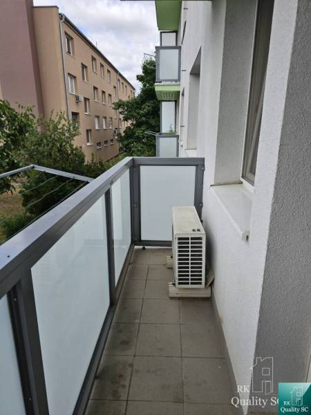 A Žitavská utcai 2 szobás lakás erkélye Sencen, korláttal és klímaberendezéssel.