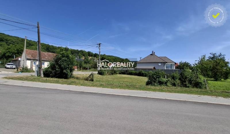 Telkek - lakóhely Smolenicében, út, házak és zöldterület a háttérben.