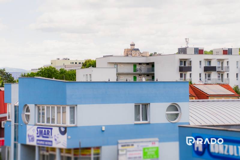 Kilátás a lakóházakra és a Trencséni várra egy 2 szobás lakásból Trencsénben.
