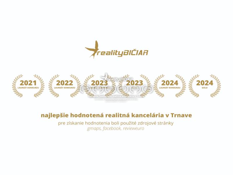 Díjak a 2021-2024-es években a nagyszombati ingatlanirodának a Štúrova utcában.