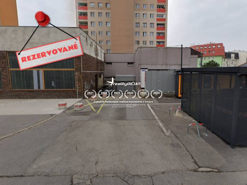 Fenntartott parkolóhely a Budyšínska utcai garázsoknál Pozsony-Újvárosban.