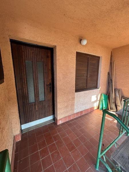 Faajtók és fal a verandán, ideálisak üdülőtelkekre és pihenésre.