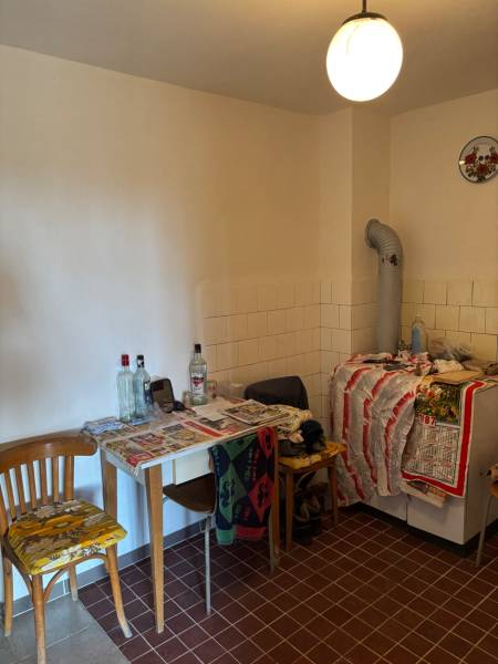 Régi konyha, asztalok és székek üvegekkel, csempék, világítás, alkalmas üdülőterületekre.