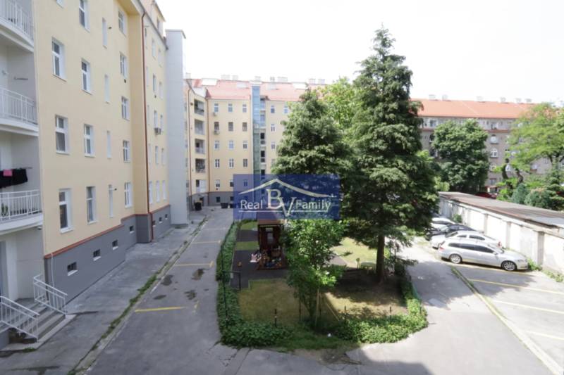 A Kalinčiakova utcai lakóház udvara Pozsony-Újvárosban parkolóval és játszótérrel.
