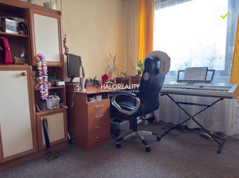 Samozrejme, prosím, poskytnite text, ktorý chcete preložiť do maďarčiny.