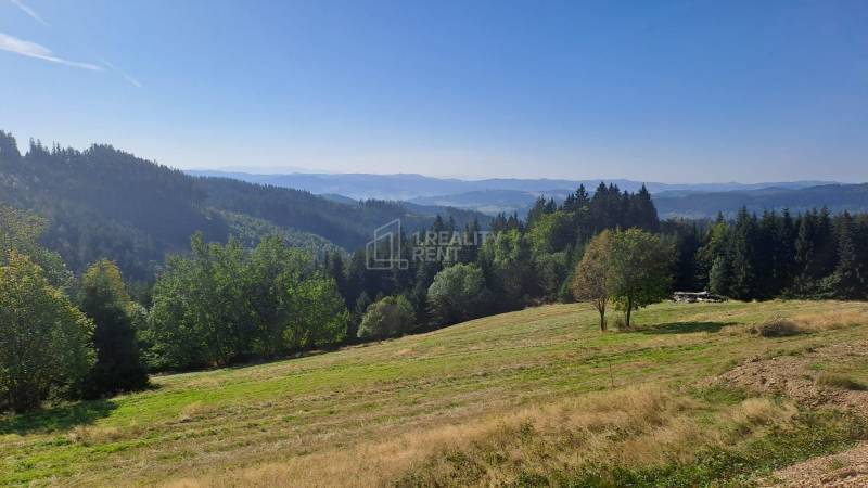 Panorámás kilátás az erdős dombokra és rétekre Olešnában, alkalmas lakóterületek kialakítására.