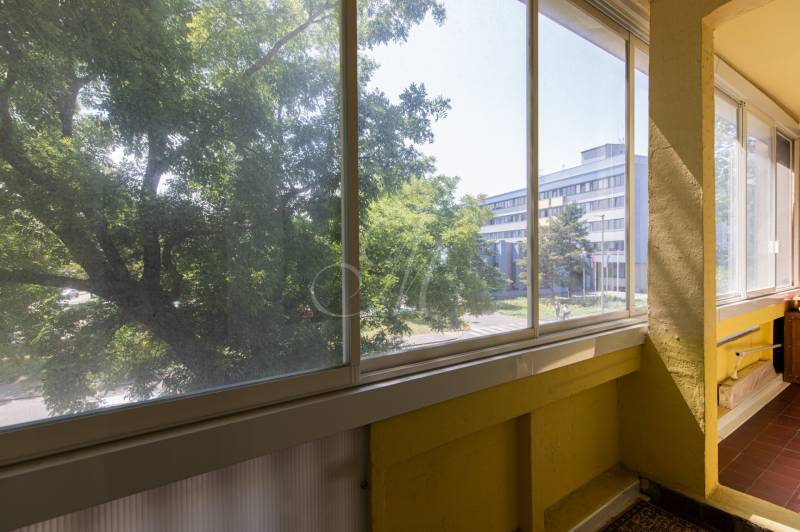 Kilátás egy 4 szobás lakás lodzsájáról az utcára Pozsonyban - Ružinov, Sabinovská.