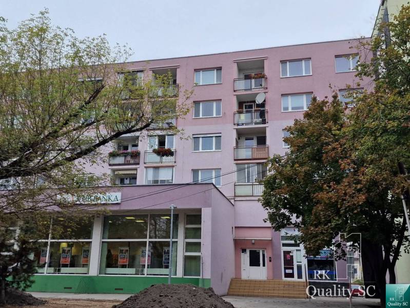 A május 1. téri lakóház Sencen, ahol egy 4 szobás lakás található.