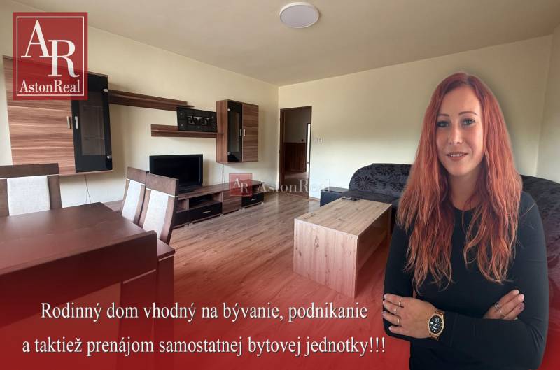 Családi ház nappalija bútorokkal, kanapéval és televízióval, vállalkozásra alkalmas.