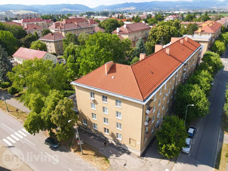 Légi felvétel egy kétszobás lakásról Új-Dubnicán, zöldövezettel körülvéve.