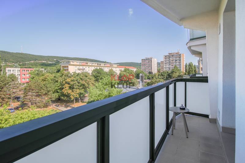 Kilátás egy egyszobás lakás erkélyéről a Račianská utcán, Pozsony - Újváros, a város panorámájával.