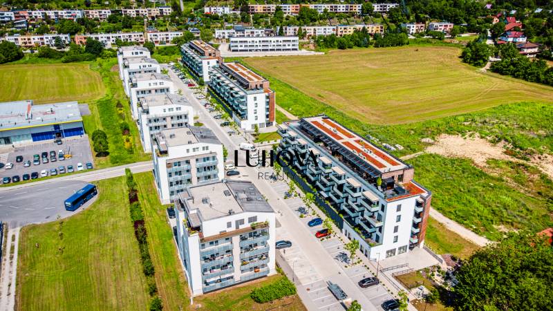 Légi felvétel a lakóépületekről a Dlhé lúky utcában, Púchov városában.